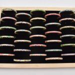 Βραχιόλι – Χειροπέδα με Ανάγλυφο Σμάλτο & Λουλούδια